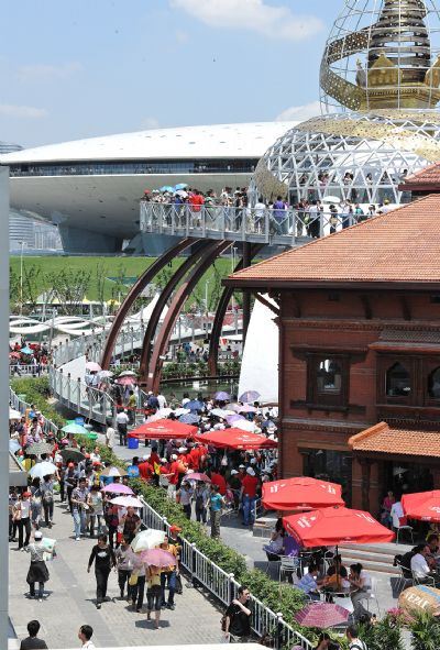 Visitors queue up to enter pavilions in the World Expo Park in Shanghai, east China, on June 5, 2010. 