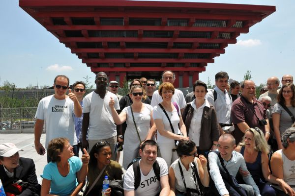 Foreign visitors pose for a group photo in front of the China Pavilion in the World Expo Park in Shanghai, east China, on June 5, 2010.