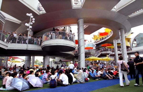 Visitors take a rest at Netherlands Pavilion in the World Expo Park in Shanghai, east China, on June 5, 2010. More than 10 million people have visited the Shanghai World Expo since its opening on May 1, the event's organizers said Saturday. 