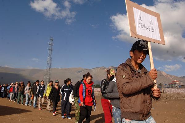 Students walk to attend the college entrance exam, or Gaokao, in Gyegu Town of the quake-hit Tibetan Autonomous Prefecture of Yushu, northwest China's Qinghai Province, June 7, 2010.