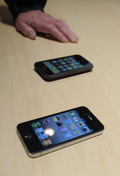 The new iPhone 4 is on display during the Apple Worldwide Developers Conference in San Francisco, California, the United States, June 7, 2010. [Xinhua]