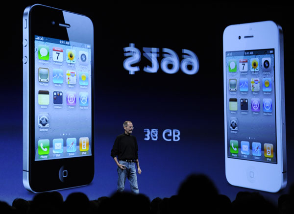 Apple CEO Steve Jobs demonstrates the new iPhone 4 during the Apple Worldwide Developers Conference in San Francisco, California, the United States, June 7, 2010. [Xinhua]