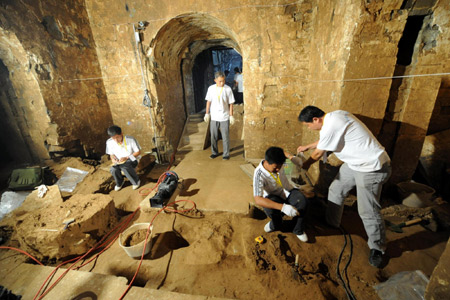 Archaeologists unearth the tomb of Cao Cao, a warlord during the Three Kingdoms period (208-280 A.D.), in Anyang of central China's Henan province on Friday. The day marks the fifth Chinese Cultural Heritage Day.