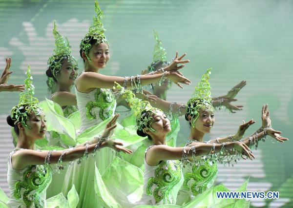 Performers from east China's Jiangsu Province perform dance in Shanghai, east China, June 17, 2010. The Jiangsu Week of the 2010 Shanghai World Expo ended here on Thursday.