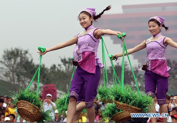 Performers from east China's Jiangsu Province perform dance in Shanghai, east China, June 17, 2010. 