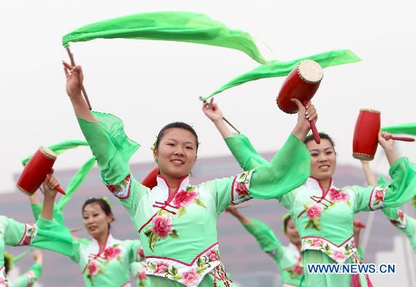 Performers from east China's Jiangsu Province perform dance in Shanghai, east China, June 17, 2010. 