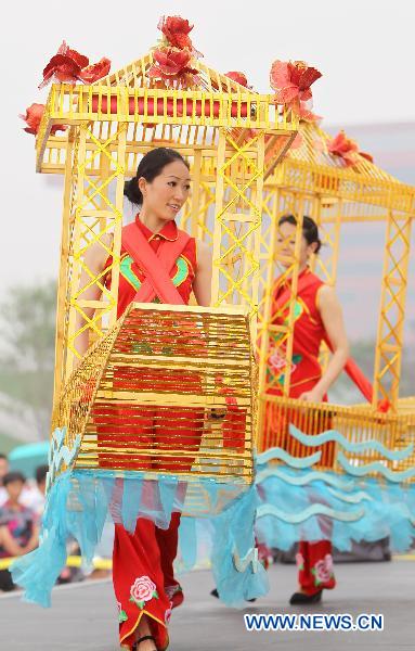 Performers from east China's Jiangsu Province perform dance in Shanghai, east China, June 17, 2010. 