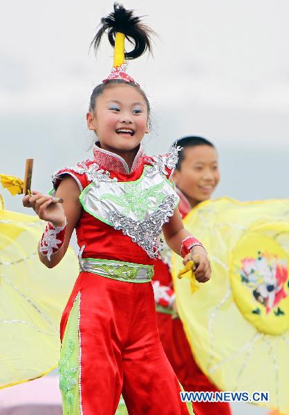 Children from east China's Jiangsu Province perform allegro in Shanghai, east China, June 17, 2010.