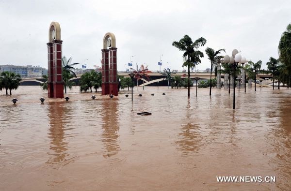 A flooded street is seen in Guilin, southwest China's Guangxi Zhuang Autonomous Region, June 17, 2010. Heavy rainfalls caused flood in Guilin on Thursday.