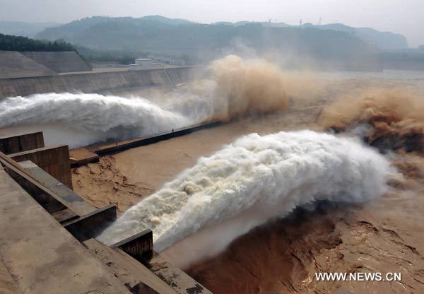 Strong tides are seen during the tenth-round silt-washing operation to clear up the sediment-laden Yellow River at the section of the Xiaolangdi Reservoir, north China's Henan Province, June 19, 2010. 