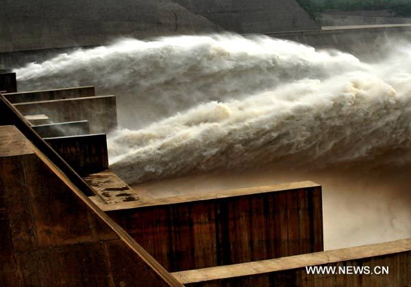 Strong tides are seen during the tenth-round silt-washing operation to clear up the sediment-laden Yellow River at the section of the Xiaolangdi Reservoir, north China's Henan Province, June 19, 2010. 