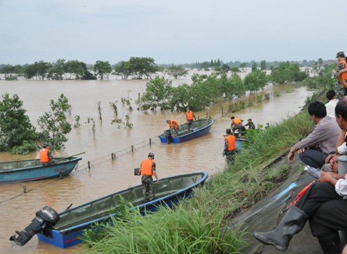 Rescue workers repair the protective net of the ruined Jiangxi section of the Shanghai-Kunming Highway in Yujiang, Jiangxi Province on June 21, 2010.