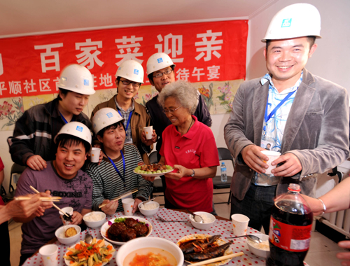 An elderly woman living in Pingshun community in Shenyang, Liaoning Province, prepares a meal for migrant construction workers on May 25. 