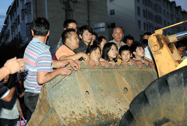 Some local residents are evacuated in Malong County of southwest China's Yunnan Province June 26, 2010. 