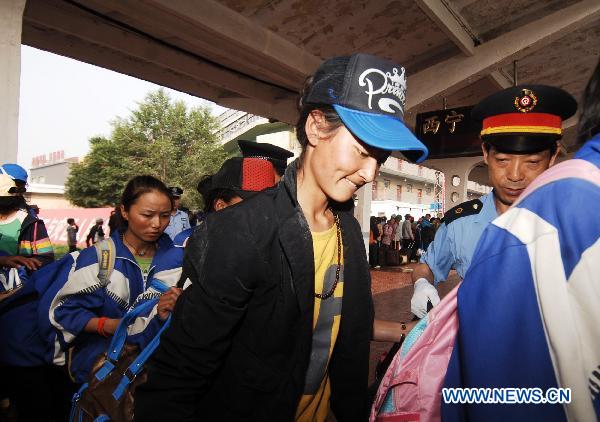 Students of a middle school from quake-hit Yushu Tibetan Autonomous Prefecture prepare to board the train in Xining, capital of northwest China&apos;s Qinghai Province, June 27, 2010. 