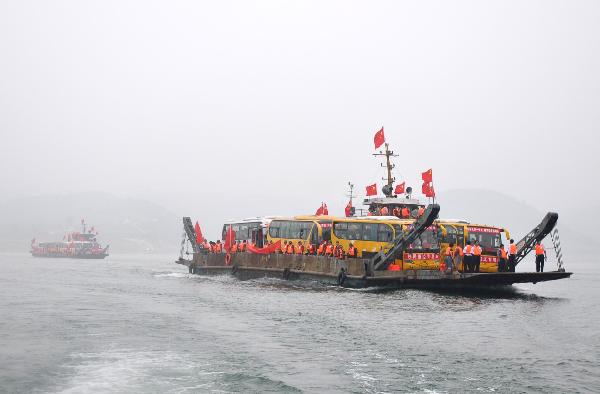 Ferries carrying some 423 villagers in 100 households bound for emigration leave their native place in the construction areas of Danjiangkou Reservoir, at Leishan Village, Cangfang Town, Xichuan County, central China's Henan Province, June 29, 2010.