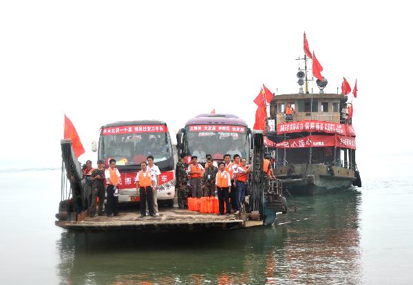 Ferries carrying some 423 villagers in 100 households bound for emigration leave their native place in the construction areas of Danjiangkou Reservoir, at Leishan Village, Cangfang Town, Xichuan County, central China's Henan Province, June 29, 2010.