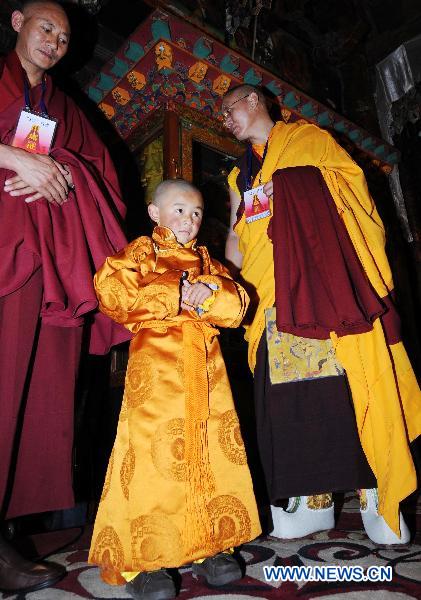A candidate with the secular name Losang Doje (C) is selected as the reincarnation of the 5th Living Buddha Dezhub in Lhasa, capital of southwest China's Tibet Autonomous Region, on July 4, 2010.