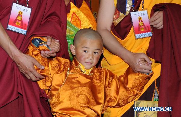 A candidate with the secular name Losang Doje is selected as the reincarnation of the 5th Living Buddha Dezhub in Lhasa, capital of southwest China&apos;s Tibet Autonomous Region, on July 4, 2010. 