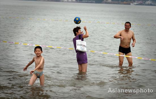 People play at a park by the Hanjiang River in Wuhan, Central China's Hubei province, July 3, 2010. [China Daily/Asianewsphoto]