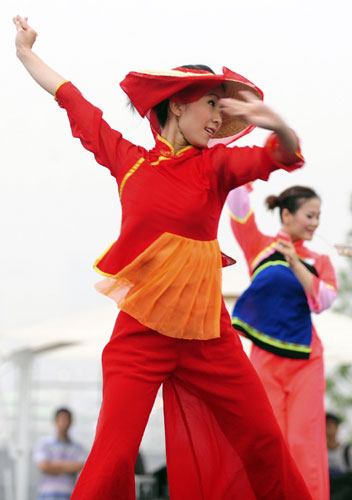 People from Hakka ethnic group of Jiangxi Province perform at Shanghai Expo, July 5, 2010.