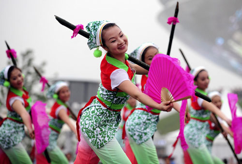 People from Hakka ethnic group of Jiangxi Province perform at Shanghai Expo, July 5, 2010. 