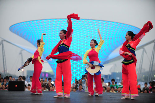 People from Hakka ethnic group of Jiangxi Province perform at Shanghai Expo, July 5, 2010.