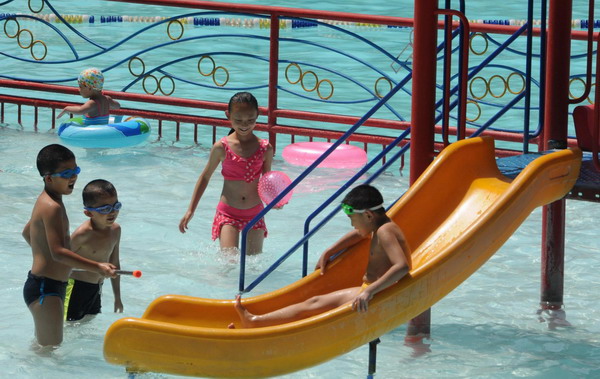 Kids play in a pool at a park in Shijiazhuang, north China's Hebei Province on July 6, 2010.