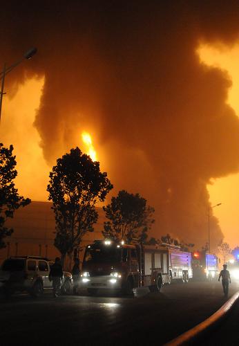 Blasts hit two oil pipelines in Dalian, a port city in northeast China's Liaoning province, July 16, 2010.[Xinhua] 