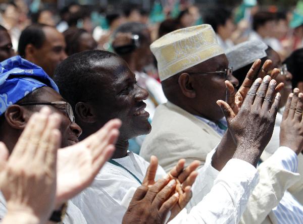 Guests from Mauritania applaud during a ceremony to mark the National Pavilion Day for the Islamic Republic of Mauritania at the 2010 World Expo in shanghai, east China, July 19, 2010.