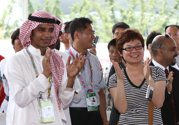 The audience applauds for the splendid performance given by artists from Saudi Arabia and China at the Saudi Arabia Pavilion in the Shanghai Expo Park on July 21, 2010.