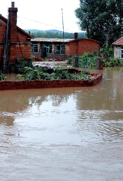 Houses immerse in the flood in Tieling County, north China's Liaoning Province, July 21, 2010.