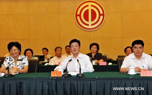 Wang Zhaoguo (C, Front), a member of the Political Bureau of the Central Committee of the Communist Party of China and chairman of the All-China Federation of Trade Unions (ACFTU), addresses the closing ceremony of the fourth session of the 15th ACFTU Executive Committee in Beijing, capital of China, July 26, 2010. (Xinhua/He Junchang) (mcg) 