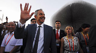 Former British Prime Minister Tony Blair (F) visits the Britain Pavilion at the World Expo Park in east China's Shanghai on July 27, 2010.