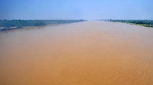 Hanjiang River is seen outside Hanchuan City, near Wuhan, central China's Hubei Province, July 29, 2010. The water level of Hanjiang River near Hanchuan city fell gradually Thursday as the flood peak passed on July 28, 2010.
