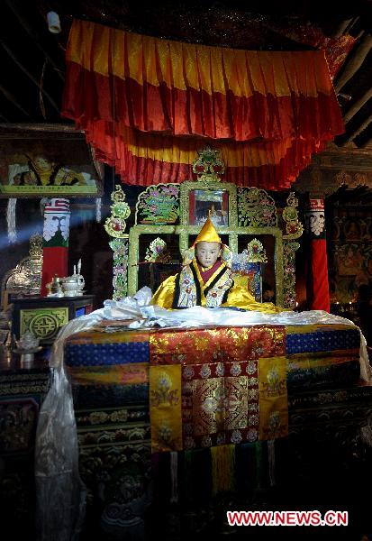 The sixth Living Buddha Dezhub enthrones at Zagor Monastery in Shannan Prefecture of southwest China's Tibet Autonomous Region, Aug. 2, 2010.
