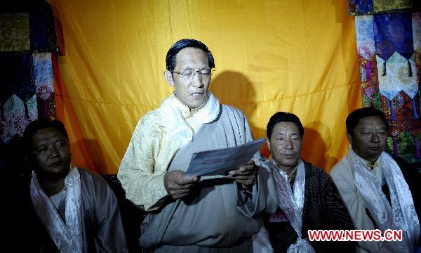Losang Jigme, Tibet's top official in charge of religious affairs, reads out the regional government's approval of the enthronement of the sixth Living Buddha Dezhub at Zagor Monastery in Shannan Prefecture of southwest China's Tibet Autonomous Region, Aug. 2, 2010.