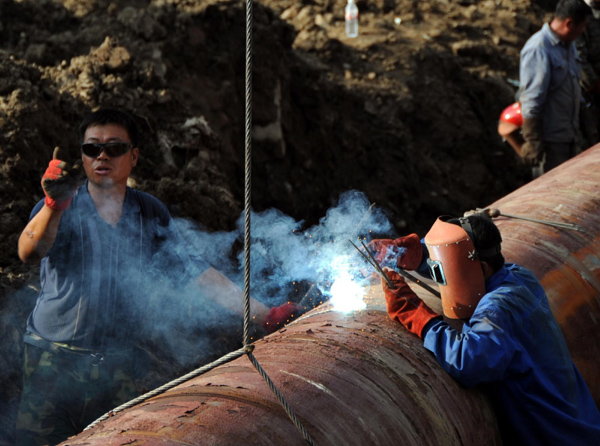 Workers race against time to repair a water pipeline which was damaged by torrential rain in Tonghua, an industrial city in Northeast China&apos;s Jilin province August 2. [Xinhua] 