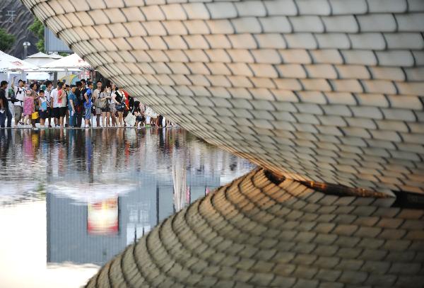 Photo taken on Aug. 1, 2010 shows tourists waiting in line to enter the Finland Pavilion at the 2010 World Expo in Shanghai, east China.