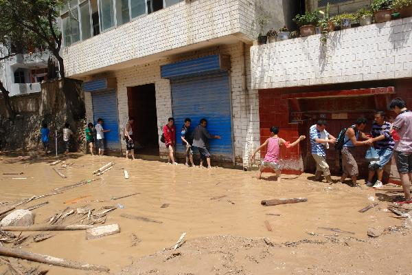 Local people help each other to evacuate to safe places at Zhouqu County, Gannan Tibetan Autonomous Prefecture in northwest China's Gansu Province, Aug. 8, 2010. 