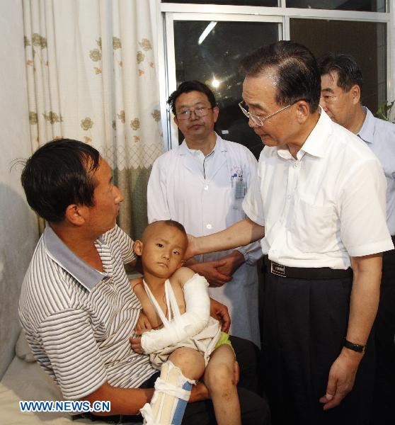 Chinese Premier Wen Jiabao(R front) visits injured persons who got hurt during the landslides at a hospital in Zhouqu County, Gannan Tibetan Autonomous Prefecture in northwest China&apos;s Gansu Province, Aug. 8, 2010.
