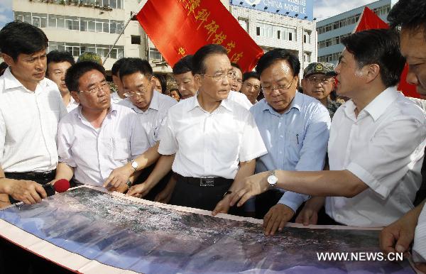 Chinese Premier Wen Jiabao (C, front) instructs the rescue missions in Zhouqu County, Gannan Tibetan Autonomous Prefecture in northwest China's Gansu Province, Aug. 8, 2010.