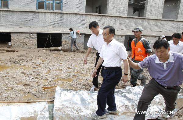 Chinese Premier Wen Jiabao inspects the landslide-hit region in Zhouqu County, Gannan Tibetan Autonomous Prefecture in northwest China's Gansu Province, Aug. 8, 2010.