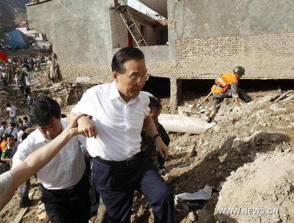 Chinese Premier Wen Jiabao inspects the landslide-hit region in Zhouqu County, Gannan Tibetan Autonomous Prefecture in northwest China's Gansu Province, Aug. 8, 2010.