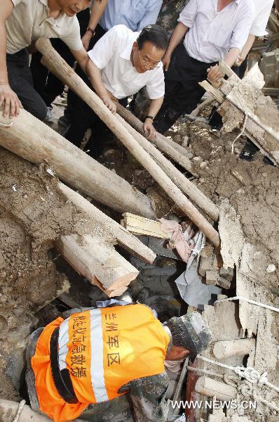 Chinese Premier Wen Jiabao inspects the landslide-hit region in Zhouqu County, Gannan Tibetan Autonomous Prefecture in northwest China's Gansu Province, Aug. 8, 2010.