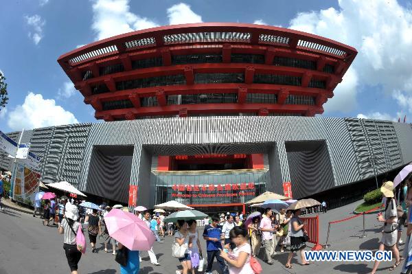 Visitors walk pass the Chinese Provinces Pavilion in the World Expo Park in Shanghai, east China, Aug 8, 2010. 