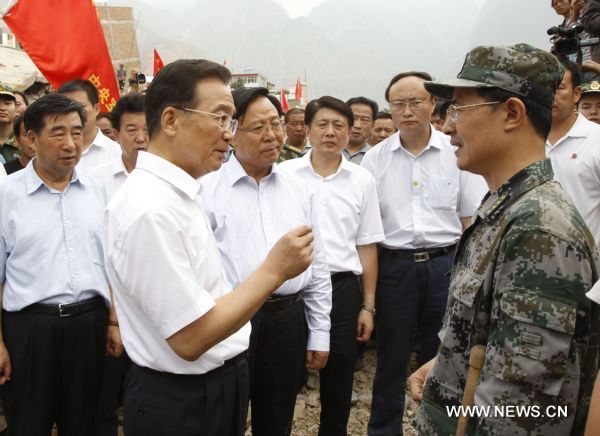 Chinese Premier Wen Jiabao (L Front) inspects the rescue work in landslides-hit Zhouqu County, Gannan Tibetan Autonomous Prefecture in northwest China&apos;s Gansu Province, Aug. 9, 2010. 