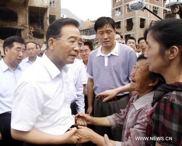 Chinese Premier Wen Jiabao (L Front) visits local residents who lost their relatives in the landslides in Zhouqu County, Gannan Tibetan Autonomous Prefecture in northwest China&apos;s Gansu Province, Aug 9, 2010.