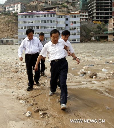 Chinese Premier Wen Jiabao (Front) inspects the landslides-hit Zhouqu County, Gannan Tibetan Autonomous Prefecture in northwest China&apos;s Gansu Province, Aug. 9, 2010. 