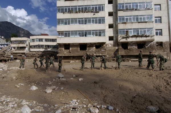 Rescue workers search for survivors in the debris after a landslide in Zhouqu county, Gannan Tibetan autonomous prefecture in Northwest China&apos;s Gansu province, Aug 8, 2010. [Xinhua]